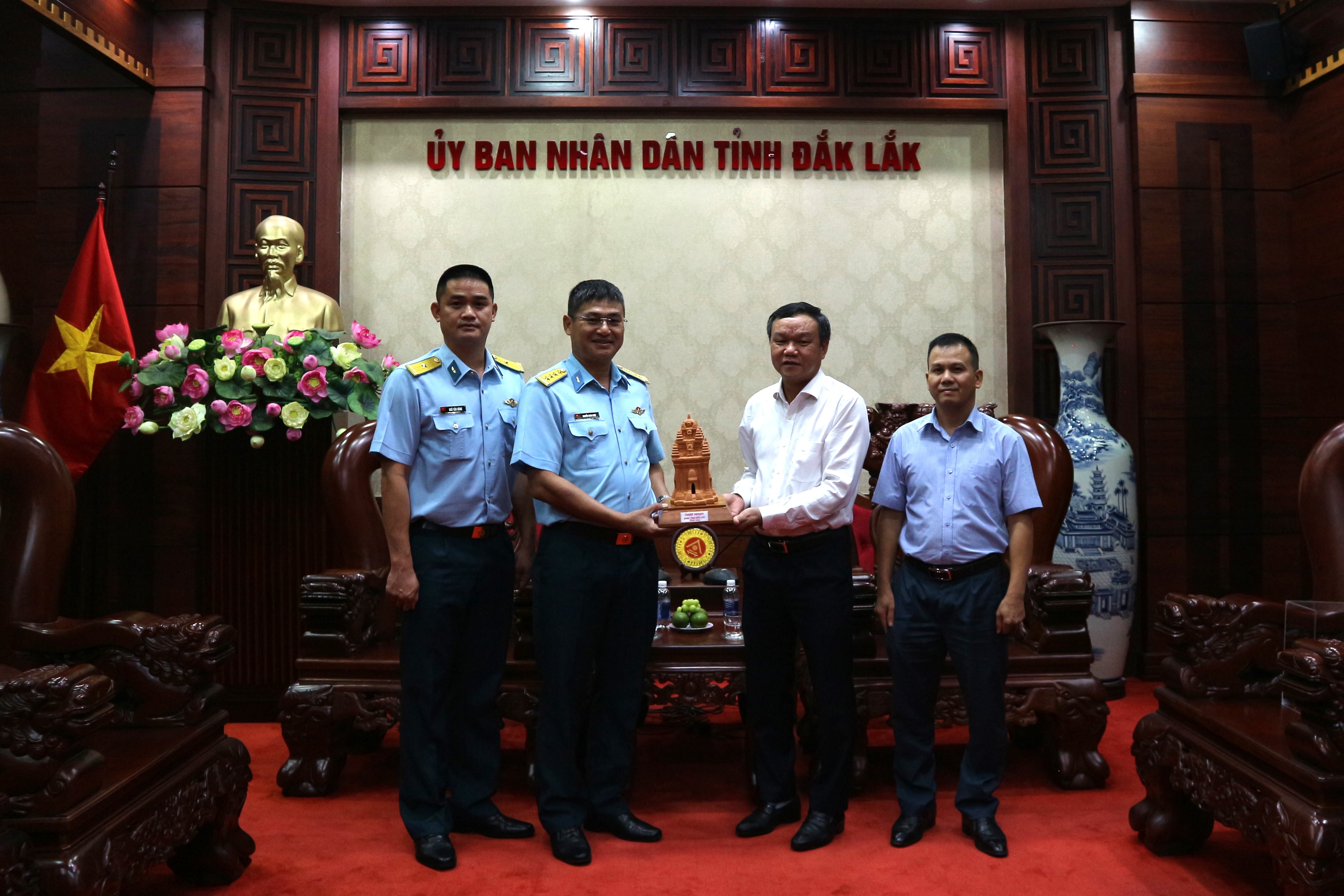 Trung đoàn Không quân 940 - Trường Sĩ quan Không quân chào xã giao UBND tỉnh Đắk Lắk